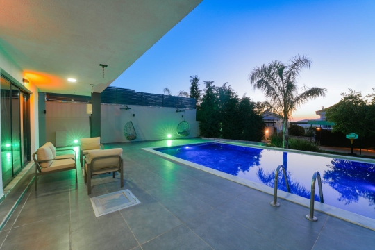 rast villa akşam havuz görüntüsü