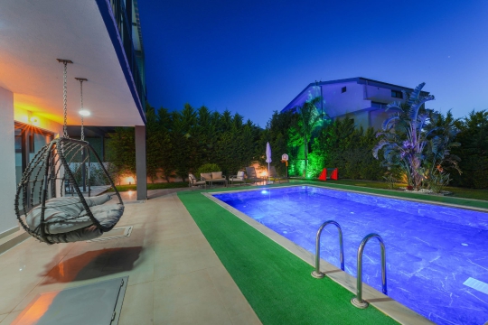 geniş özel havuzu, modern dış mimarisi ve doğa manzarası eşliğinde konforlu villa tatili.