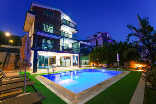 gece aydınlatmalı özel havuzu, kapalı havuz alanı ve modern mimarisiyle Fethiye Ovacık’ta keyifli bir tatil atmosferi.
