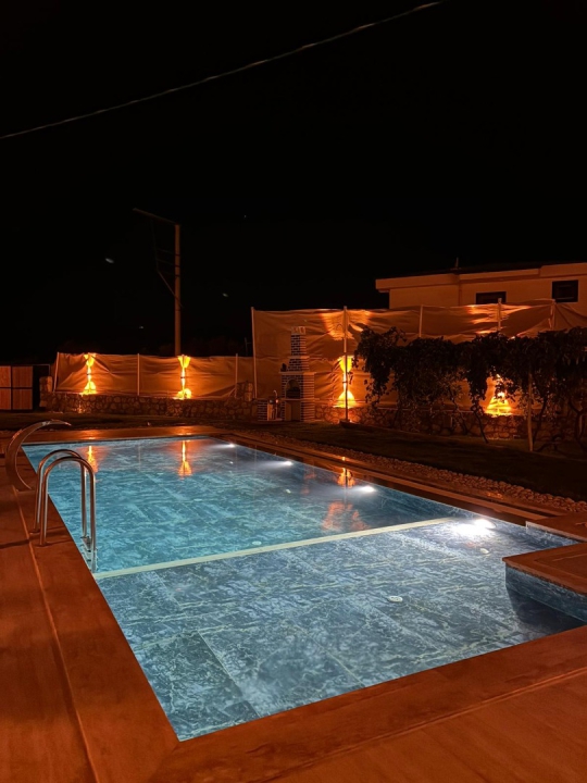 Villa Evo özel havuzu, gece aydınlatması ve doğayla iç içe bahçesiyle Seydikemer’de keyifli villa tatili sunuyor.