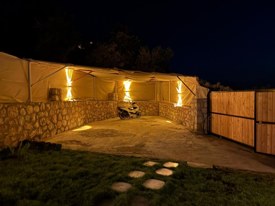Villa Evo’nun gece aydınlatmalı geniş bahçesi ve oturma alanı, Seydikemer Hacıosmanlar’da huzurlu akşamlar için ideal.