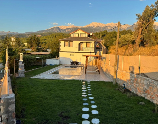 Villa Evo’nun geniş bahçesi, özel havuzu ve doğa manzarası; Fethiye Seydikemer’de sakin ve huzurlu tatil için ideal.