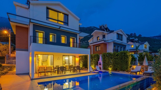 Ölüdeniz Villa Baydar özel yüzme havuzu ve akşam aydınlatması