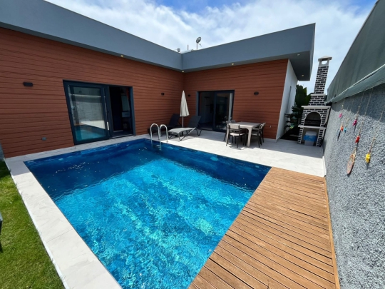 Villa Yakut 4 Fethiye’de şezlonglu özel havuz ve dinlenme alanı