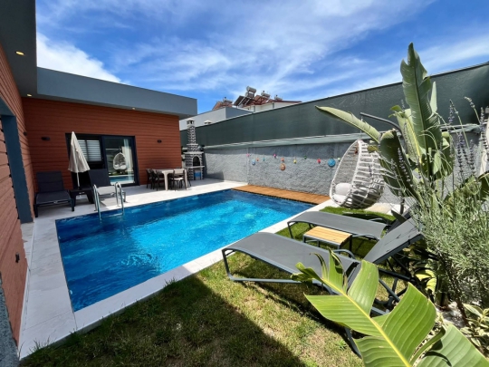 Villa Yakut 4 Fethiye Karaçulha’da korunaklı özel yüzme havuzu