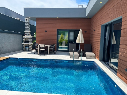 Villa Yakut 4 Fethiye’de şezlonglu özel havuz ve dinlenme alanı