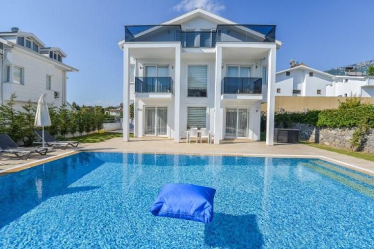 Villa Şans Hisarönü’nde Ölüdeniz’e yakın konumda bulunan özel havuzlu 4+1 kiralık villanın havuz ve dış cephe görünümü.