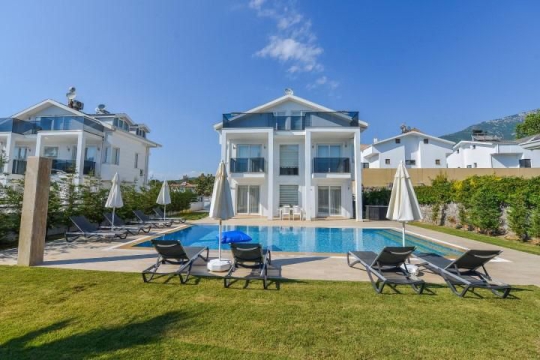 Fethiye Villa Şans’ın geniş bahçesi, özel yüzme havuzu ve şezlong alanıyla kalabalık ailelere uygun tatil villası.