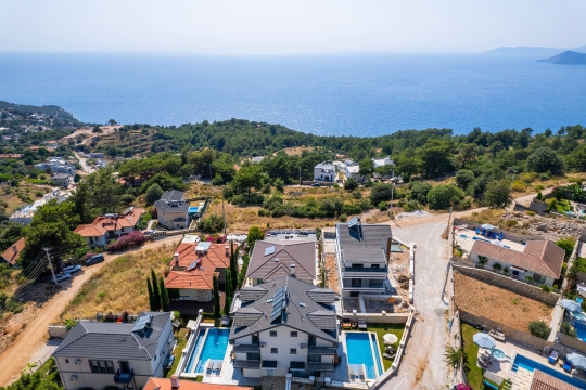 Fethiye Faralya Villa Rita 1’in balkonundan görülen eşsiz deniz ve doğa manzarası ile huzurlu tatil atmosferi.