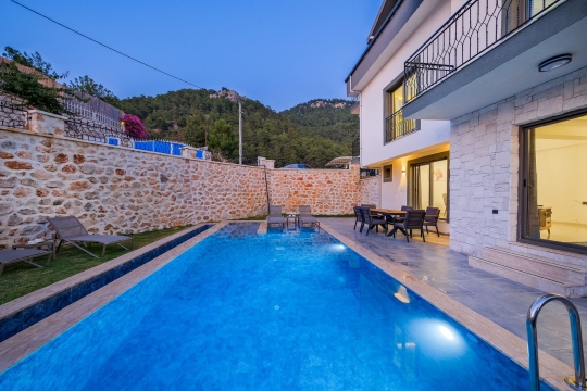 Villa Rita 1 Fethiye Faralya’da 8 x 4 metre özel yüzme havuzu ve modern dış yaşam alanına sahip kiralık villa.