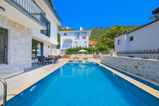 Fethiye Faralya’da 8 x 4 metre özel yüzme havuzu ve geniş havuz terasına sahip modern tatil villası.