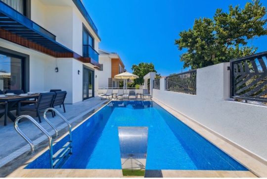 Villa Ubud 4’ün 8 x 4 metre özel yüzme havuzu, geniş havuz terası ve modern villa mimarisiyle keyifli bir tatil ortamı sunmaktadır.