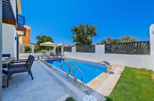 Villa Ubud 3’ün özel yüzme havuzu, güneşlenme alanı ve modern dış tasarımıyla Fethiye Merkez’de keyifli bir villa tatili sunmaktadır.