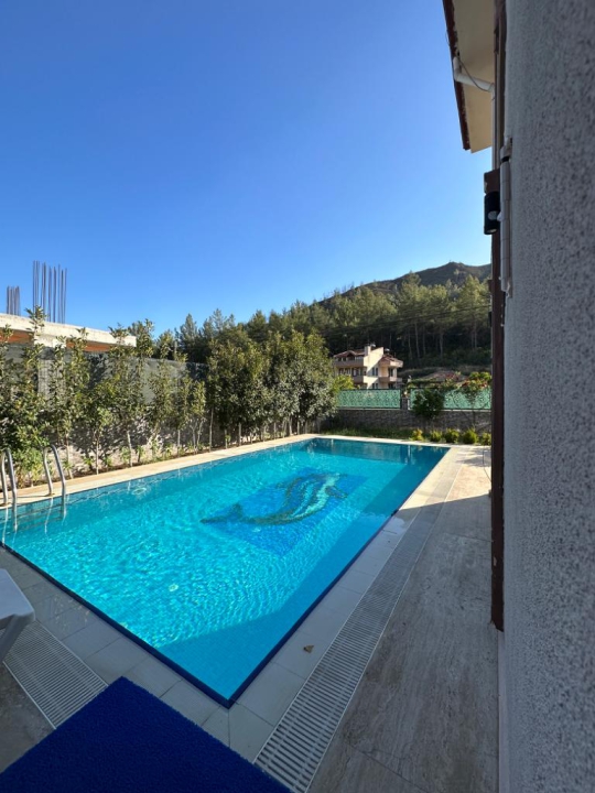 Marmaris Hisarönü Villa Diamond 2’nin doğa manzaralı özel yüzme havuzu ve havuz başı dinlenme alanı.