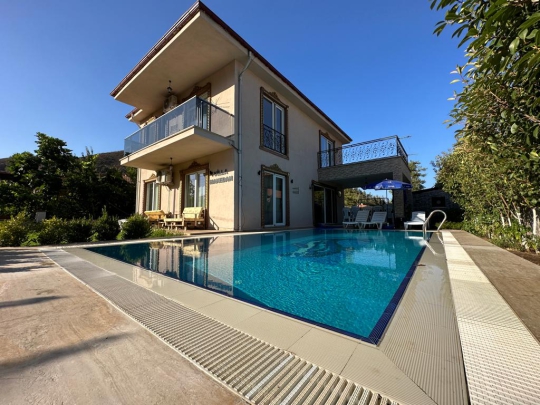 Villa Diamond 2’nin 8 x 4 metre özel yüzme havuzu, modern dış cephesi ve çam ağaçlarıyla çevrili doğa manzarası.