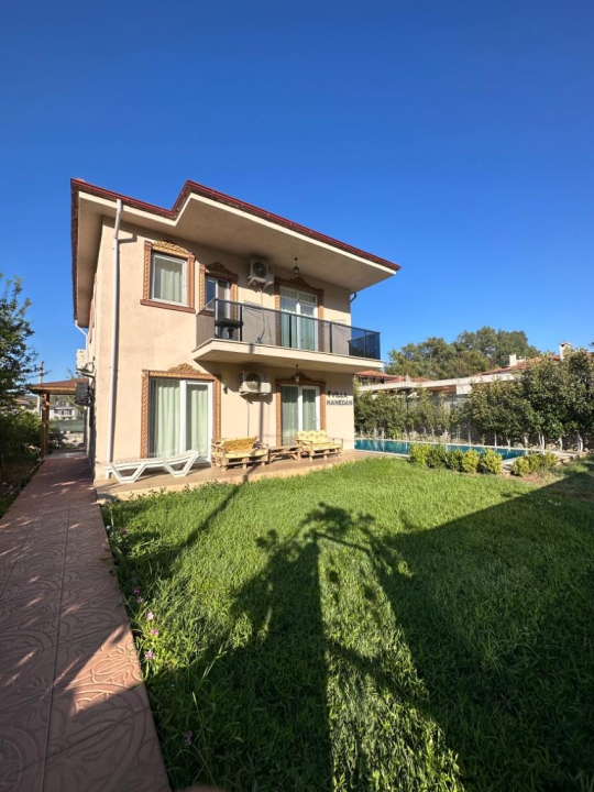 Villa Diamond 2 Marmaris Hisarönü’nde geniş yeşil bahçe, özel havuz ve modern villa dış cephe görünümü.