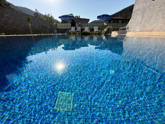 Marmaris Hisarönü Villa Diamond 2’nin berrak özel yüzme havuzu ve modern havuz tasarımından detaylı görünüm.