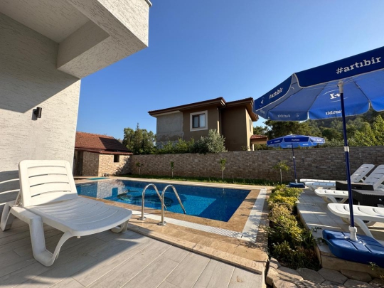 Villa Diamond 2’nin özel havuzu, güneşlenme alanı ve doğa manzarasıyla huzurlu dış yaşam alanı.