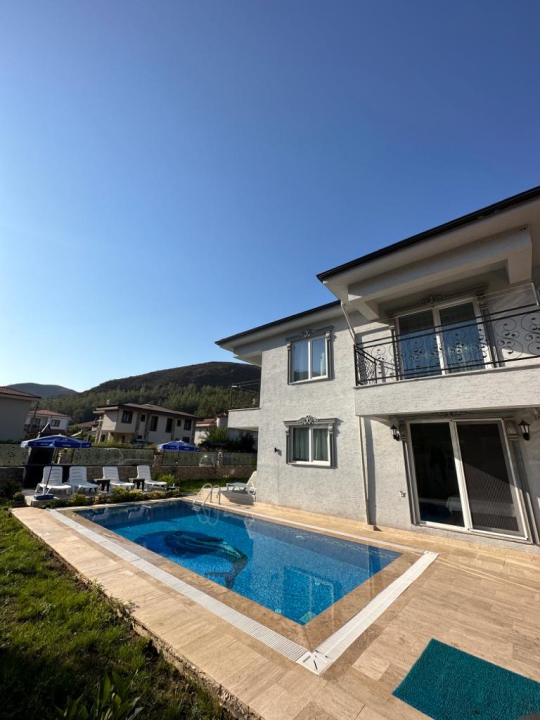 Fotoğraf: Villa Diamond 2 Marmaris Hisarönü’nde özel yüzme havuzu, modern dış cephesi ve doğayla iç içe konumuyla villa görünümü.
