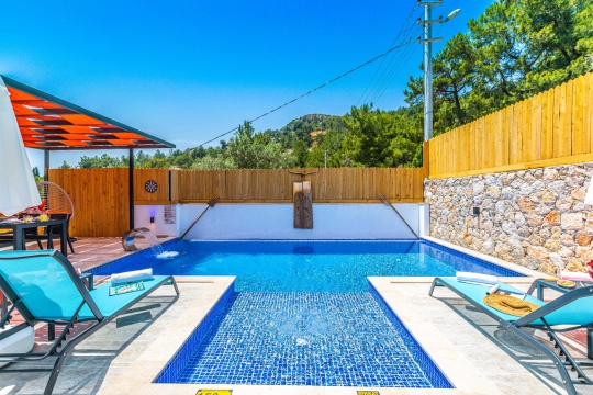 Kalkan İslamlar’da Villa Neon modern tasarımlı özel yüzme havuzu