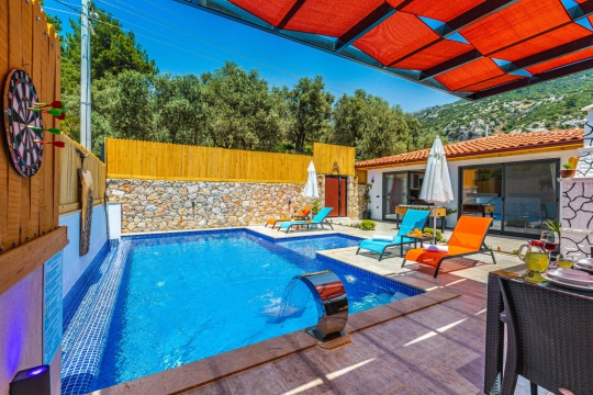 Kalkan İslamlar’da Villa Neon özel havuz başında konforlu şezlong alanı