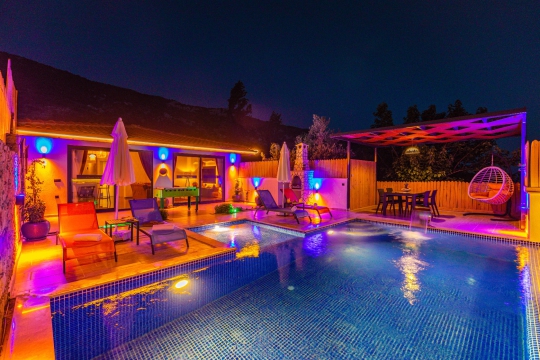 Villa Neon Kalkan İslamlar’da gece aydınlatmalı havuz ve keyifli dış alan