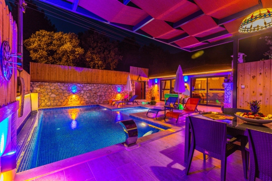 Villa Neon Kalkan İslamlar’da renkli ışıklandırmalı akşam havuz keyfi