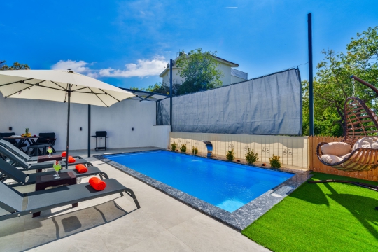 Doğa manzaralı Villa Hibiskus özel havuz ve bahçe alanı