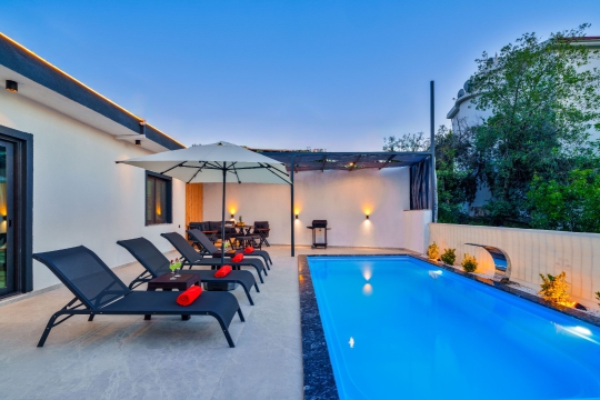 Kalkan Üzümlü Villa Hibiskus akşam aydınlatmalı havuz terası