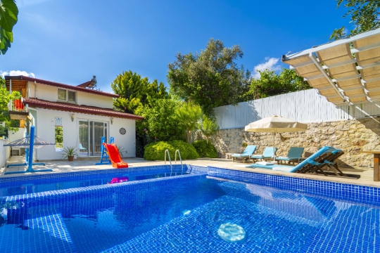 Özel yüzme havuzu, güneşlenme alanları ve korunaklı yapısıyla muhafazakar ailelerin tercih ettiği Kalkan tatil villalarından biridir.