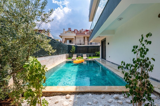 Villa Koza Fethiye Merkez’de ferah havuz terası ve modern mimari detayları