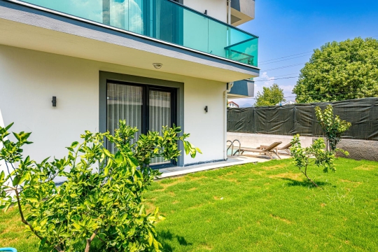 Villa Koza Fethiye Merkez’de geniş bahçeli müstakil villa veranda alanı
