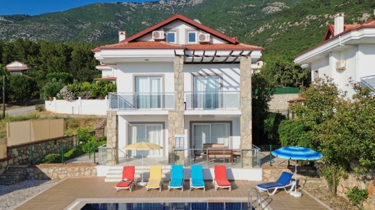 Fethiye Ovacık Villa Limon 2’de modern mimarili konforlu tatil villası
