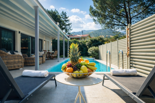 Villa Lodos havuz başı dinlenme alanı ve şezlong detayları