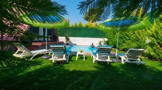 Seydikemer Alaçat'taki Villa Vega 1'in korunaklı bahçesi ve özel havuzunda konforlu tatil keyfi.