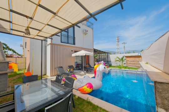 Korunaklı havuz alanı sayesinde muhafazakâr aileler için uygun, özel ve izole tatil imkânı sunar.
