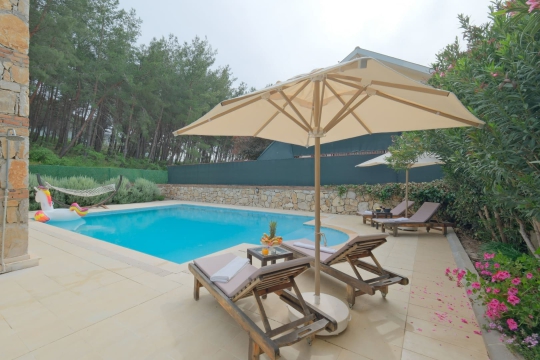 Korunaklı havuz alanında şezlong ve güneşlenme terası bulunan Villa Cherry, muhafazakar aileler için uygun tatil villasıdır.
