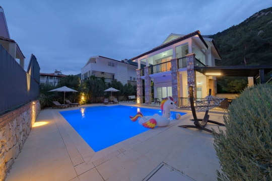Akşam aydınlatmalarıyla dikkat çeken Villa Cherry, Ovacık'ta lüks ve sakin bir villa tatili arayan misafirler için idealdir.