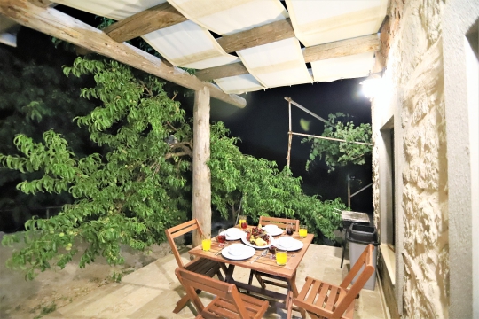 Villa Bekay geniş teras alanı ve dış mekan yemek masası ile açık havada akşam yemeği