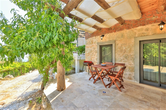Villa Bekay geniş teras alanı ve dış mekan yemek masası ile açık havada akşam yemeği