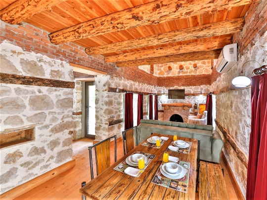 Villa Bekay taş duvarlı otantik salon tasarımı ve konforlu oturma grubu