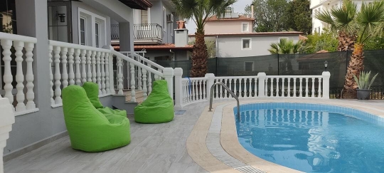 Villa Gökdeniz’in özel havuzu ve oturma alanlarına sahip ferah dış mekânı