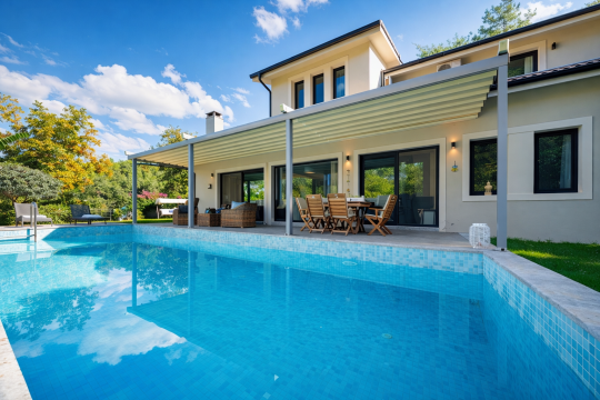 Villa Lodos geniş teras ve özel yüzme havuzu ile modern mimari görünüm