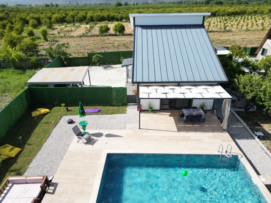 Villa Vande’nin geniş bahçe alanı ve korunaklı özel yüzme havuzu