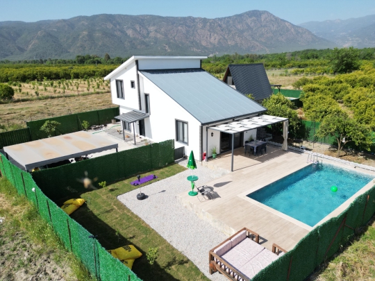 Doğa içerisinde konumlanan Villa Vande’nin geniş bahçesi ve özel havuzu