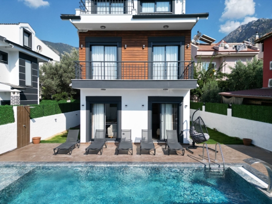 Ölüdeniz'de yer alan Villa Nilda 1'in özel yüzme havuzu ve şık dış tasarımıyla unutulmaz villa tatili.