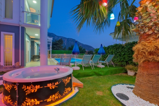 : Casa Nuez özel havuz alanı, yeşil bahçesi ve akşam aydınlatmalarıyla keyifli bir tatil ortamı