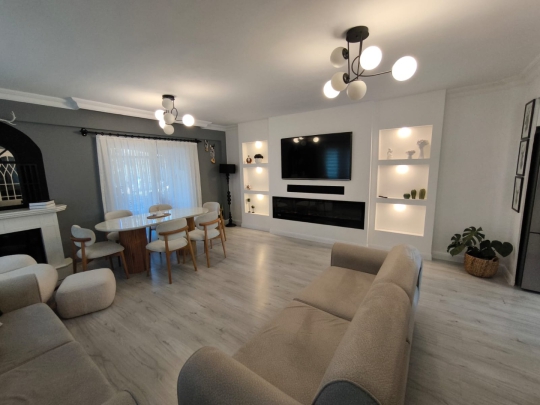 Villa Cozi'nin ferah salonu, TV ünitesi ve modern dekorasyonuyla konforlu yaşam alanı.