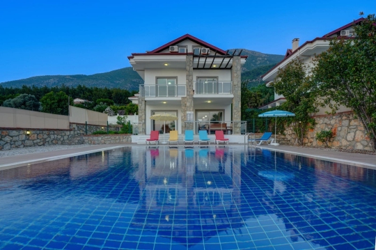 Villa Limon 1 Fethiye Ovacık’ta büyük yüzme havuzu ve ferah dış mekan alanı