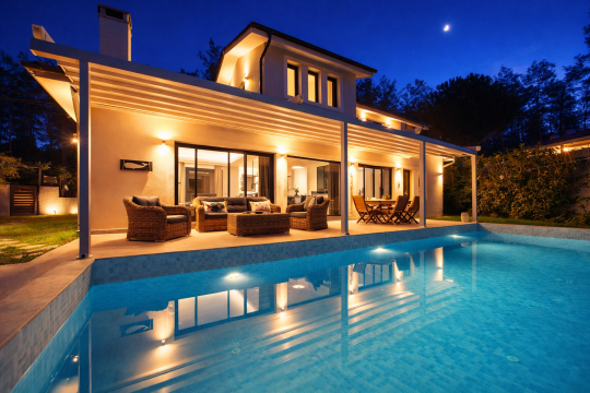 Akşam aydınlatmalı Villa Lodos havuz ve dış alan şık tasarım detayları